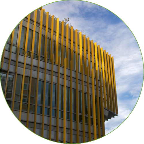 Façade des bureaux Mission Marchand à Courbevoie avec de brise-soleil en couleur champagne